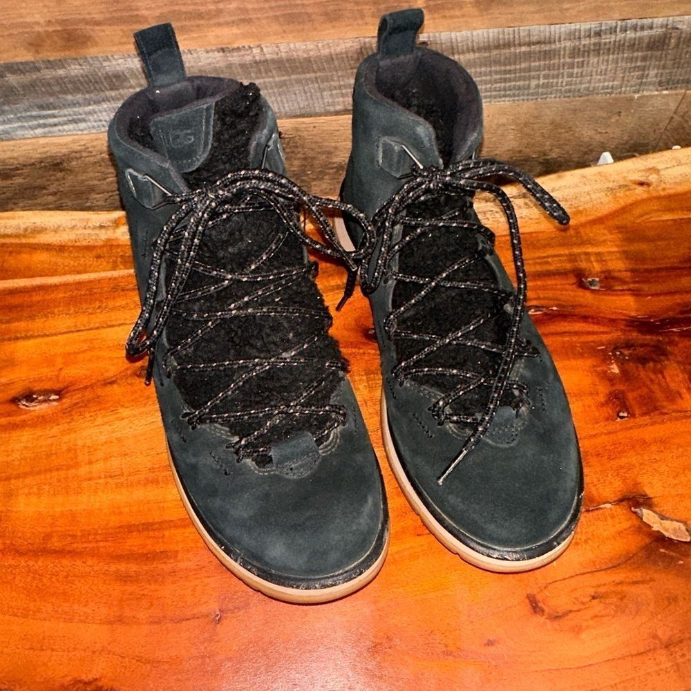 UGG Lakesider Heritage Mid Black Lace Up Boot Women’s size 10 EUC